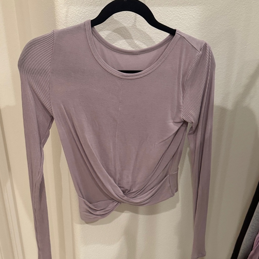 Alo long sleeve cropped in lavender color